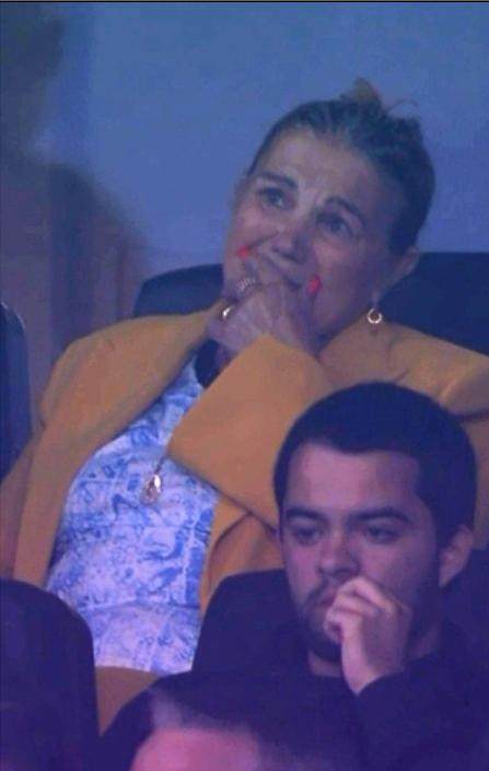 1/8决赛陪失点儿子哭 对法国C罗妈妈还要现场看球