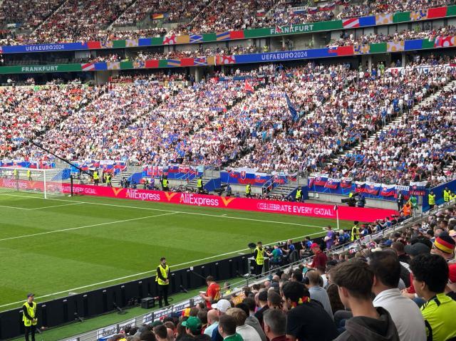 1718678819757082463.jpg 开云体育官网-【现场手记】斯洛伐克爆冷球迷狂欢 比利时仍有斗志