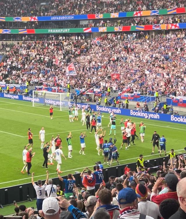 1718678854088082597.jpg 开云体育官网-【现场手记】斯洛伐克爆冷球迷狂欢 比利时仍有斗志