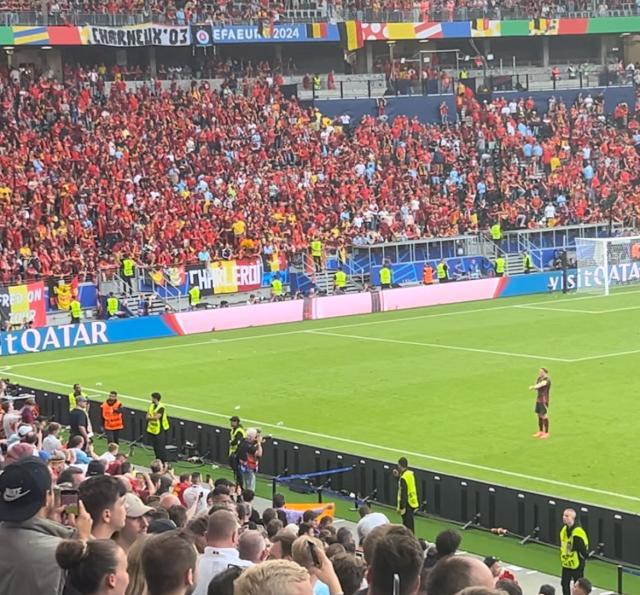 1718678878875052514.jpg 开云体育官网-【现场手记】斯洛伐克爆冷球迷狂欢 比利时仍有斗志