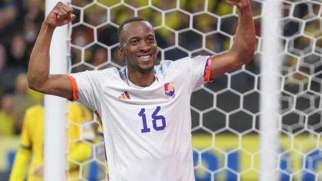 比利时右路作业取新帅首胜，卢卡库戴帽伊布成配角