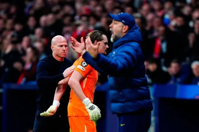 开云体育app-23岁生日前，出身门将世家的他收到了足以毁掉职业生涯的“礼物”|金斯基|热刺|图多尔|欧冠|捷克_新浪体育_新浪新闻