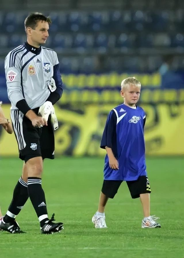 开云体育app-23岁生日前，出身门将世家的他收到了足以毁掉职业生涯的“礼物”|金斯基|热刺|图多尔|欧冠|捷克_新浪体育_新浪新闻