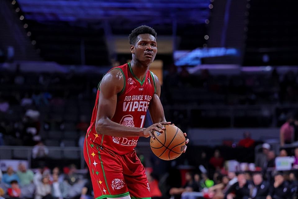 惨败中为数不多的亮点！火箭二队替补内线的能力其实非常全面？